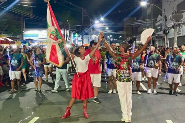 Grande Rio mostra evolução em ensaio de rua com foco no enredo do mangue