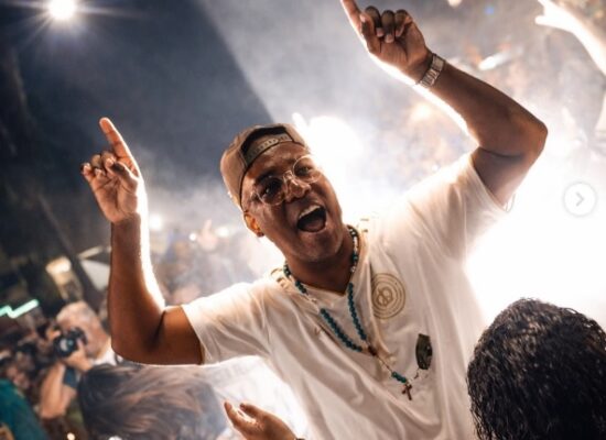 Imperatriz faz ensaio de rua emocionante em homenagem a Ney Matogrosso