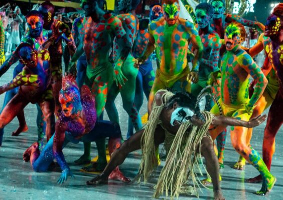 Imperatriz Leopoldinense dá show sob chuva em ensaio técnico na Sapucaí
