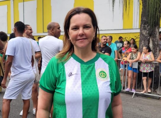 Imperatriz Leopoldinense ensaia em Ramos com comunidade vibrante para o Carnaval 2026