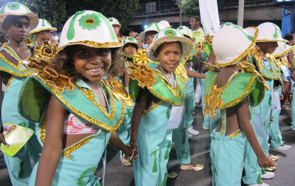 Apresentação das escolas mirins antes do ensaio tecnico de domingo