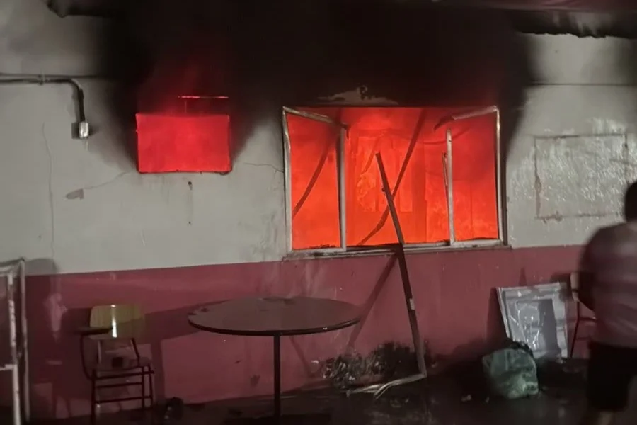 Incêndio destrói a quadra da escola de samba Unidos do Jacarezinho