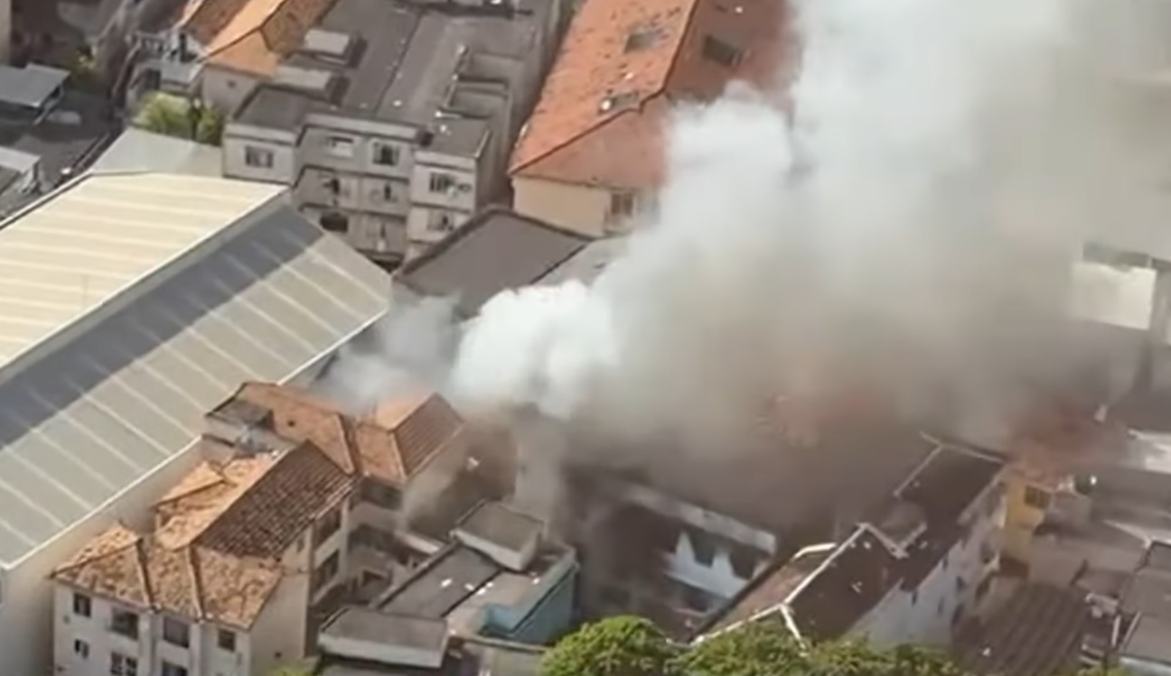 Incêndio destrói fantasias de escolas de samba: Carnaval 2025 em risco!