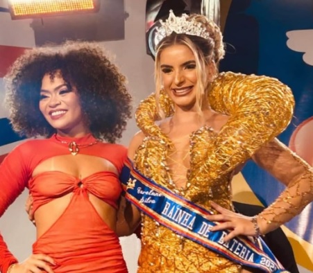 Inocentes de Belford Roxo coroa nova rainha de bateria em festa