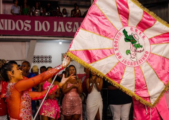 Jacarezinho faz feijoada com Xande de Pilares e bateria do Salgueiro