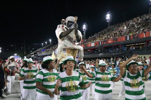Jacarezinho: Xande de Pilares emociona em desfile de superação na Sapucaí!