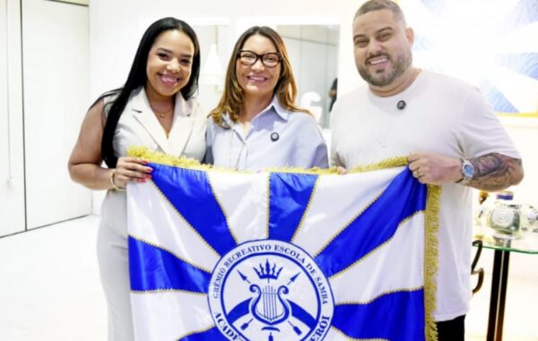 Janja visita barracão da Acadêmicos de Niterói e confirma presença no desfile que homenageará Lula