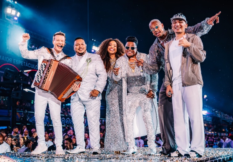 João Gomes e Léo Santana no álbum do Show das Campeãs do Carnaval! Ouça agora!