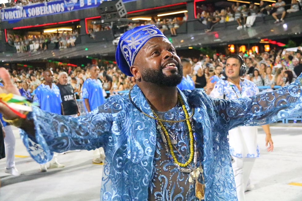 João Vitor (Beija-Flor): Do PIPA ao Carnaval 2027! O que o carnavalesco revelou?