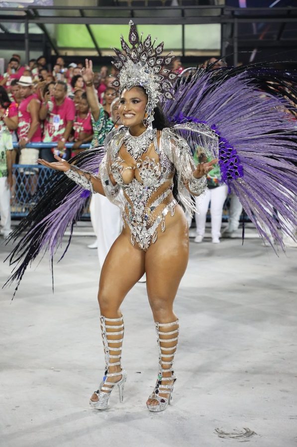Larissa Nicolau deixa o posto de rainha de bateria da Santa Cruz