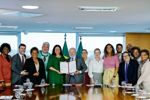 Lula sanciona reconhecimento do carnaval do Rio como patrimônio cultural