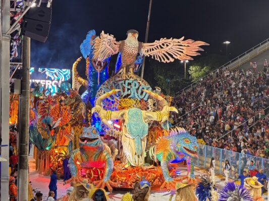 Lula, seca e esperança: Acadêmicos de Niterói emociona na Sapucaí!