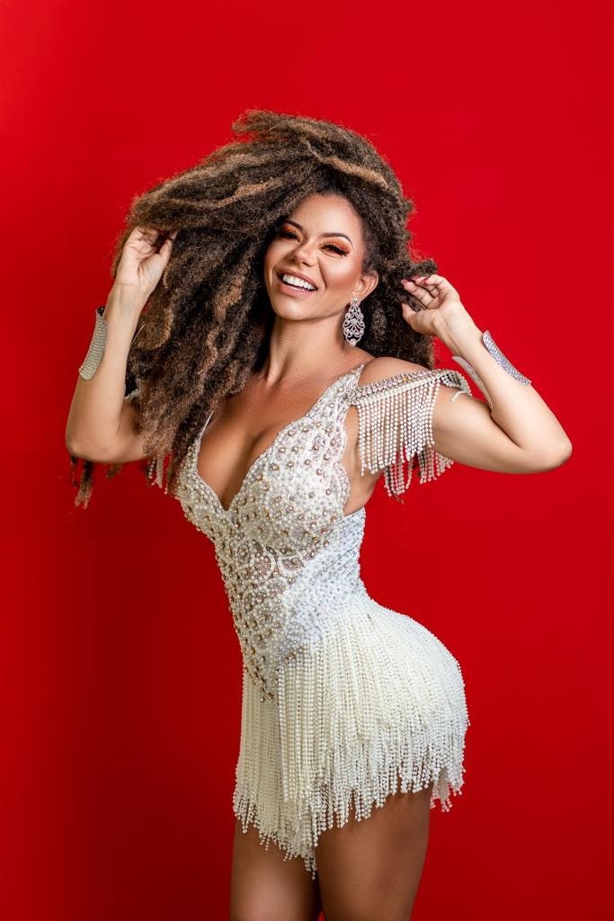 Rainha de bateria da Inocentes de Belford Roxo fará performance dragqueen
