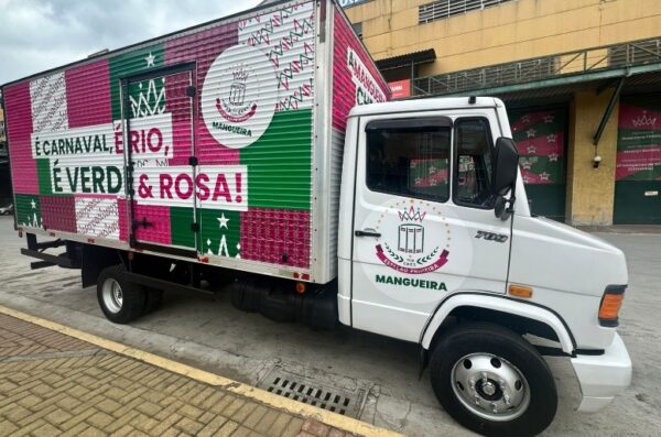 Mangueira anuncia conquista de caminhão para otimizar atividades da escola