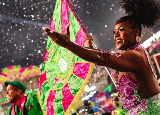 Mangueira brilha em ensaio técnico e mostra força na Sapucaí