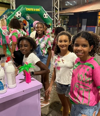 Mangueira: Crianças em festa ganham fantasias para o Carnaval!