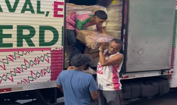 Mangueira distribui 3 toneladas de frangos para comunidade no Natal