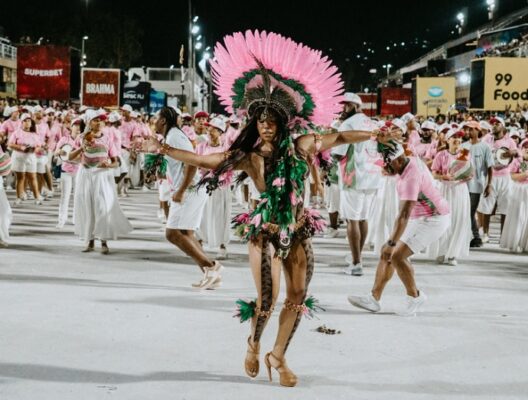 Mangueira enfeitiça Sapucaí com Mestre Sacaca e a magia da Amazônia!