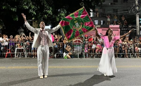 Mangueira faz ensaio de rua e mostra garra para o Carnaval 2026