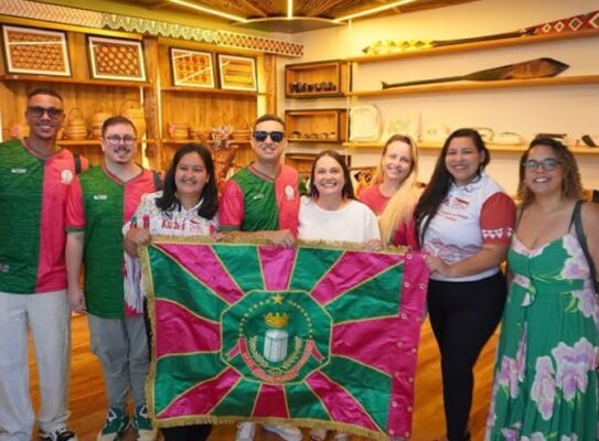 Mangueira homenageia Mestre Sacaca em pesquisa no Amapá
