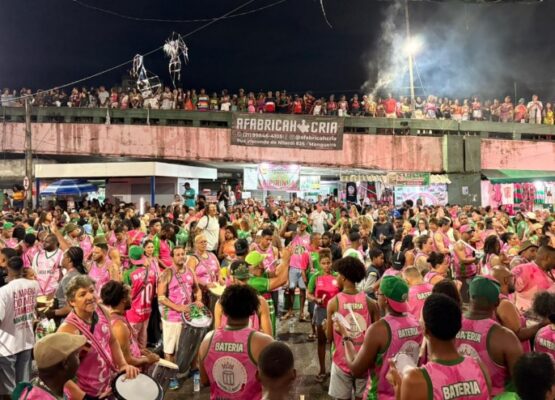 Mangueira mostra força e resistência em ensaio sob chuva