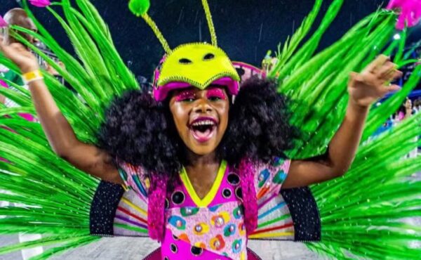 Mangueira tem nova musa: Atriz mirim Lua Miranda, 8 anos, com raízes no samba!