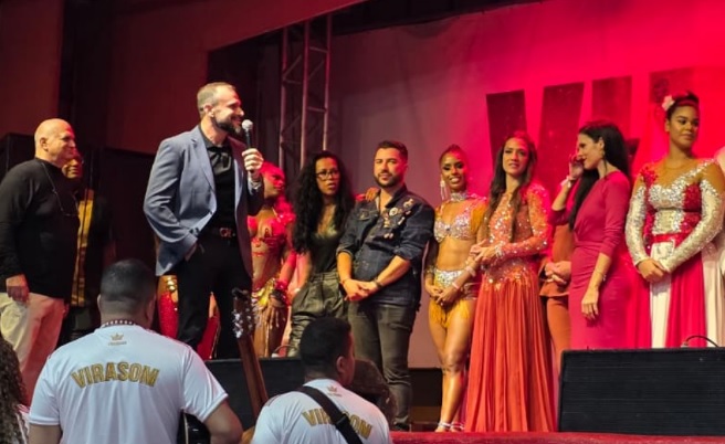 Marcelinho Calil celebra 80 anos da Viradouro e garante: 'Máquina de desfilar!'