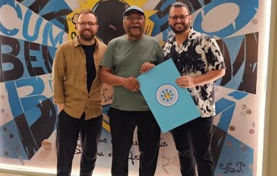 Martinho da Vila recebe croqui da fantasia para o Carnaval 2026 da Vila Isabel