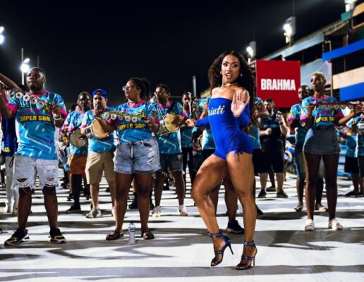 Mayara Lima ensina samba no pé em workshop no Uruguai