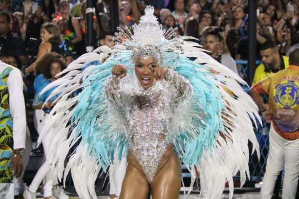Mayara Lima leva o samba no pé para a Europa em workshops