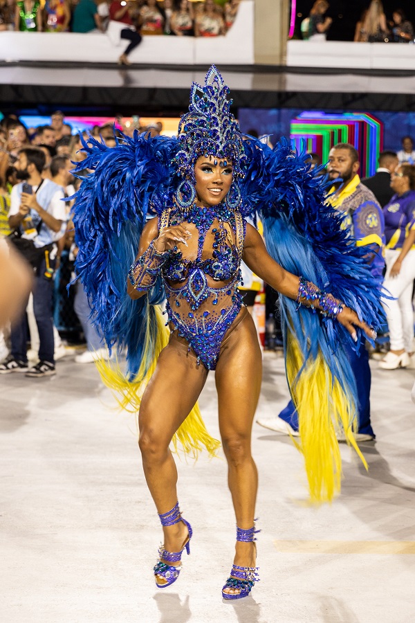 Mayara Lima irá para o terceiro ano como rainha de bateria da Paraíso do Tuiuti