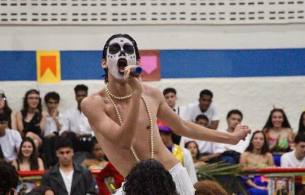 Menino do TikTok desfila na Imperatriz em 2026!