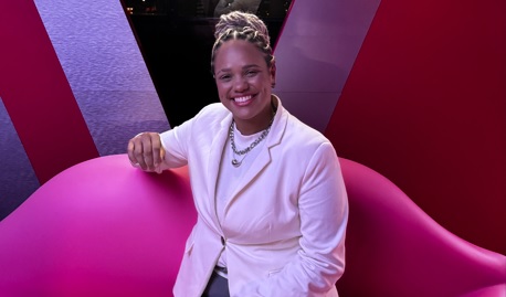 Mestra Laísa quebra tudo! Mulher no comando do samba em evento da Avon