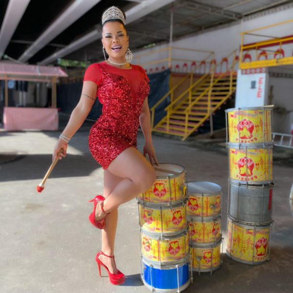 Apoteose Carioca coroa Michelly Boechat como rainha de bateria