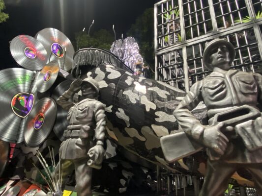 Mocidade 2026: Rita Lee presa na ditadura! Desfile vira grito de liberdade na Sapucaí