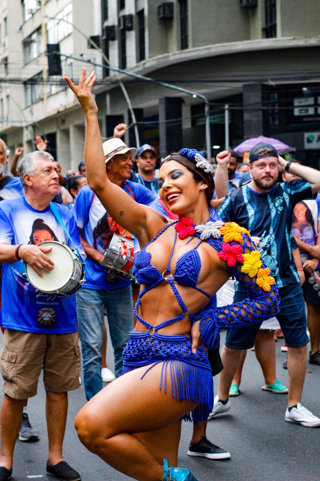 Temática, Monique Rizzeto investe no tricô para primeiro ensaio de rua