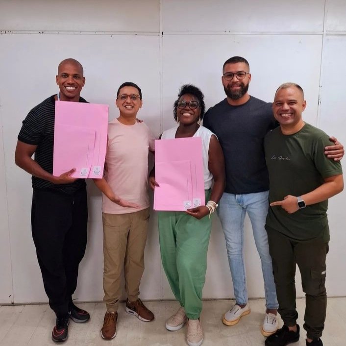 Mangueira entrega figurinos a casais de mestre-sala e porta-bandeira