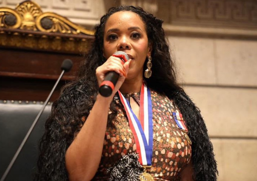 Mulher da Mangueira! Rafaela Bastos recebe maior prêmio do Rio por sua história