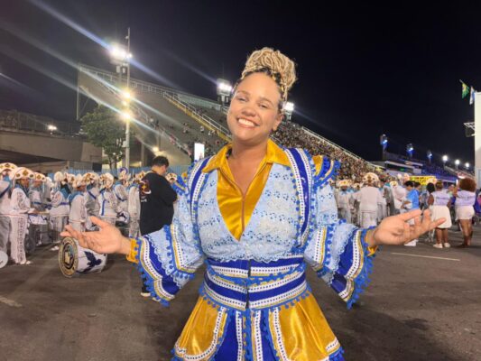 Mulher no comando! Laísa Lima lidera bateria do Arranco e faz história na Sapucaí.