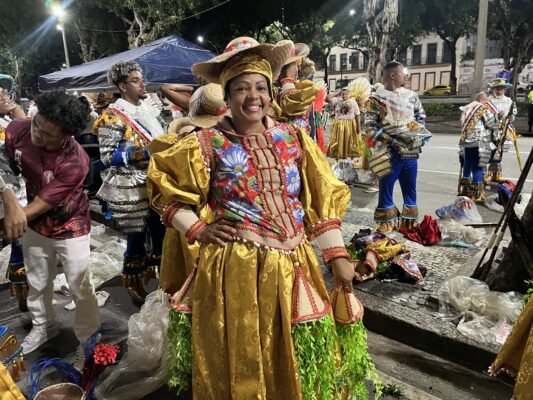 Mulheres na Sapucaí: Vigário mostra como elas venceram guerra com pimenta!