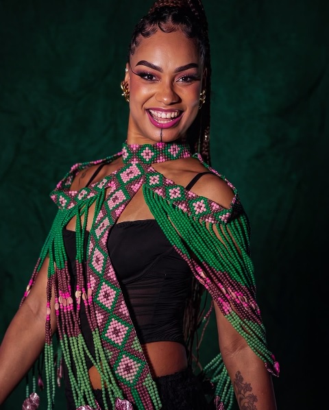Musa da Mangueira 2027: Nicole Vieira, cria da comunidade, realiza sonho no Carnaval!