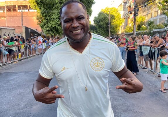 Ney Matogrosso ganha homenagem na comissão de frente da Imperatriz