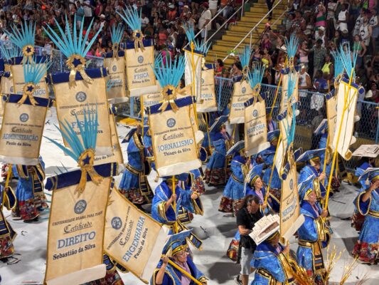 Niterói no Carnaval: Educação Pública muda vidas e emociona a Sapucaí!