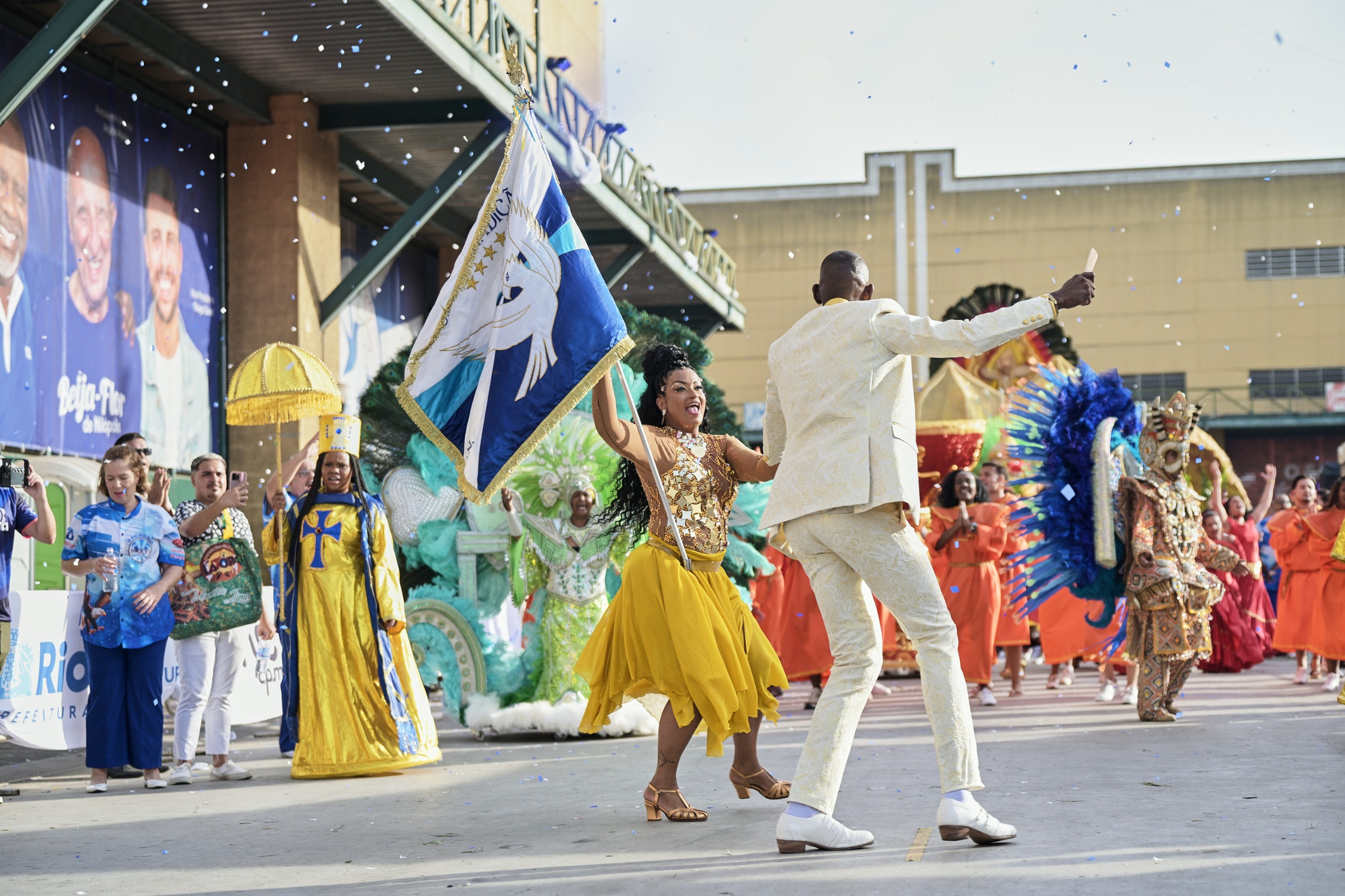 Preparação da Porta-bandeira Verônica Lima para desfile da Tradição