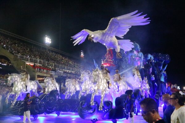 Portela: Emoção na Sapucaí, mas falhas comprometem desfile. O que deu errado?
