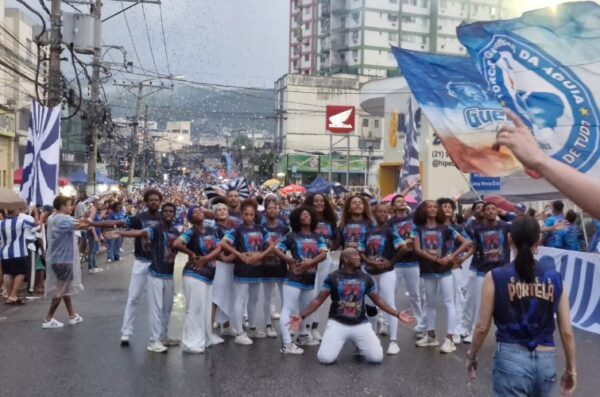 Portela faz ensaio de rua emocionante com a comunidade em Madureira