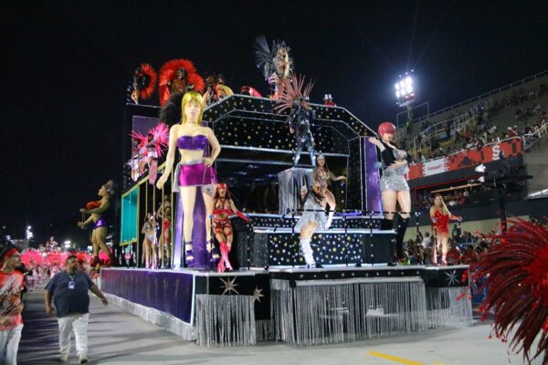 Porto da Pedra no Carnaval: Mulheres da vida brilham na Sapucaí!
