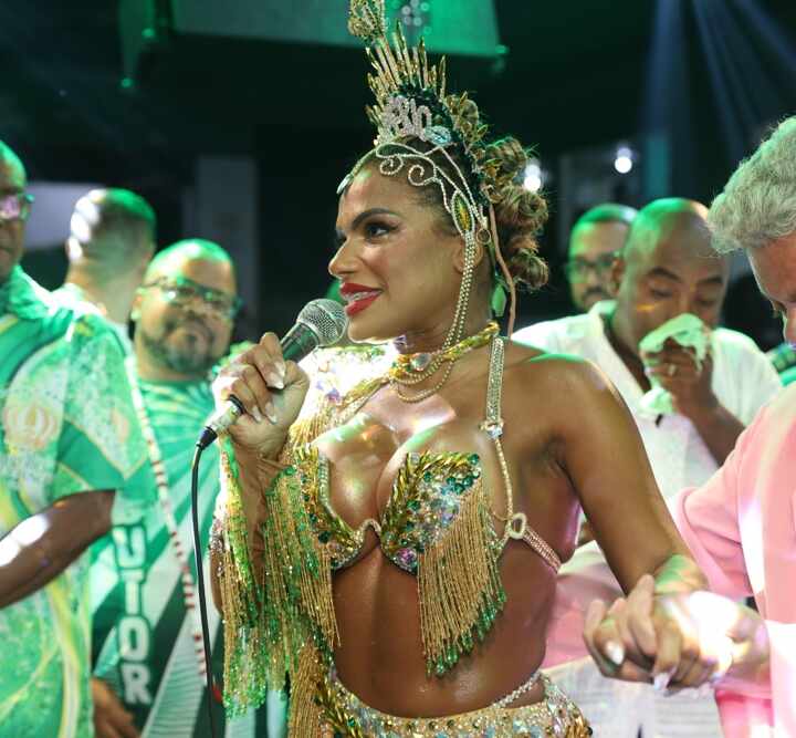 Quitéria Chagas é coroada rainha de bateria do Império Serrano
