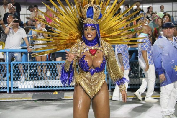 Rainha da Portela Bianca Monteiro recebe Medalha Pedro Ernesto no Rio