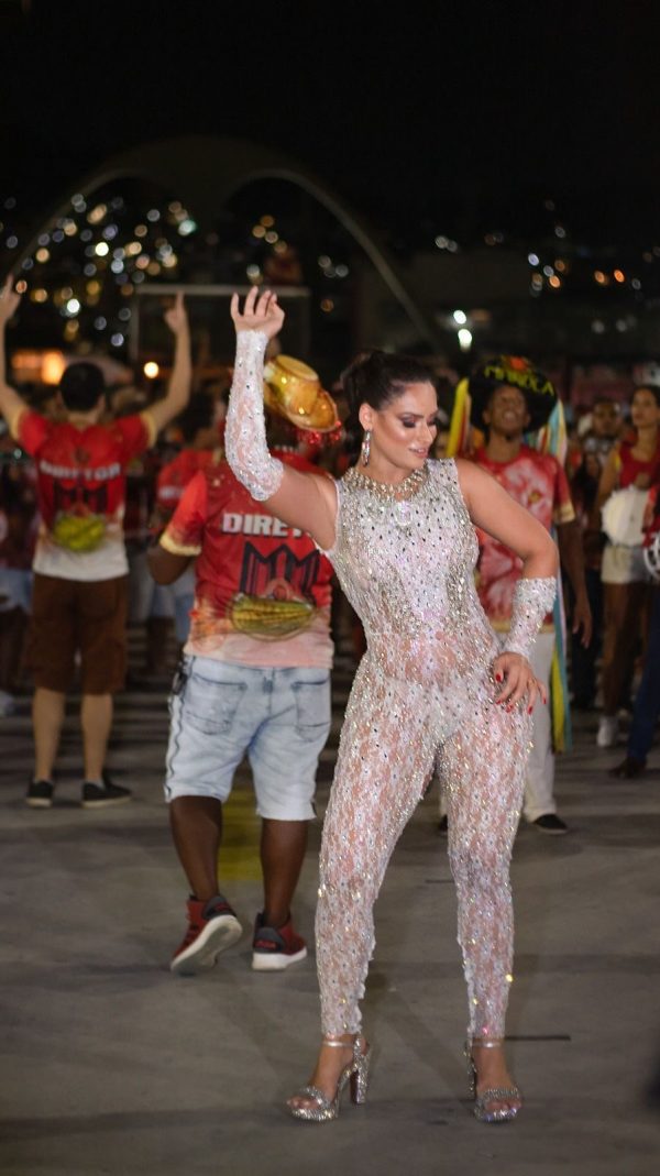 Rainha de bateria da Estácio de Sá brilha em ensaio da Medalha de Ouro